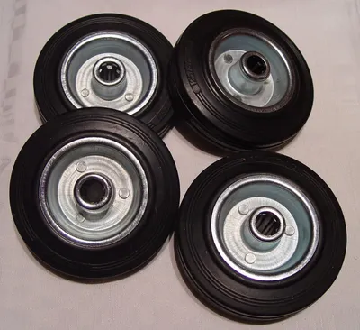 Produktbild von 4 Gummirollen mit einem Durchmesser von 100 mm