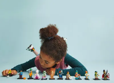 Produktbild von LEGO 71037 Minifiguren Serie 24 limitierte Auflage der Mystery Minifiguren-Tasche, 2023 Charaktere Set, Sammelfiguren mit Spielzeug-Zubehör (1 Stil - zufällig ausgewählte Einheit)