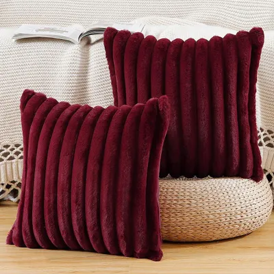 Produktbild von Set mit 2 dekorativen Kissenbezügen aus Kunstfell, weich und flauschig mit Streifenmuster für Sofa und Schlafzimmer, bordeauxrot, 50 x 50 cm