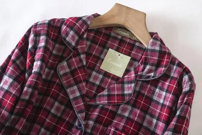 Imagen del producto de Camisón de mujer de franela con mangas largas y cierre con botones