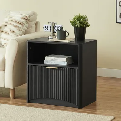 Zdjęcie produktu dla Szafka nocna o wymiarach 58x38x60 cm, w kolorze czarnym, z żłobieniami, otwartą półką i złotymi uchwytami