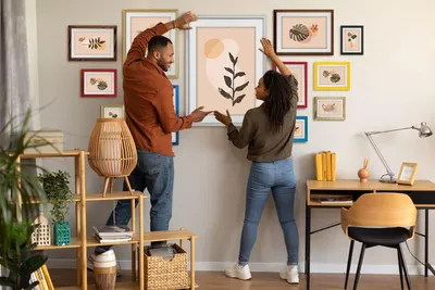 Produktbild von MG Design Weiß Bilderrahmen 62 x 93 cm - Aus echtem Holz mit Acrylglas, zum Aufhängen & Aufstellen, für Fotos, Poster & Puzzle