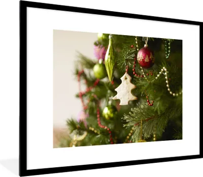 Produktbild von MuchoWow® Gerahmtes Poster Eine Nahaufnahme eines geschmückten Weihnachtsbaums 80x60 cm - Poster mit Schwarzem Bilderrahmen Wandposter Rahmen Foto Bilder - Schlafzimmer-Dekorationen - Fotoposter