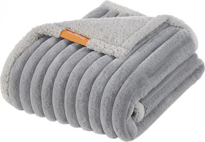 Imagen del producto de Manta para perros - impermeable - tamaño M (102 x 73 cm) - con forro de sherpa y textura acanalada en ambas caras - color gris