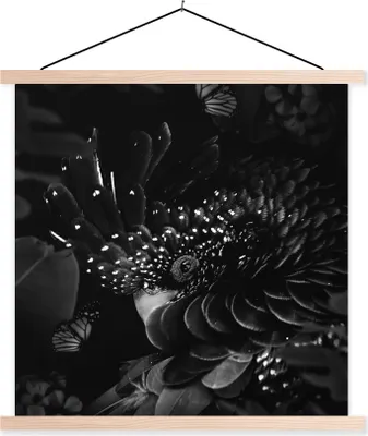 Produktbild von MuchoWow® Textilposter Porträt eines Kakadus umgeben von Schmetterlingen - schwarz und weiß 120x120 cm mit holzfarbenen Rahmen - Textil-Poster