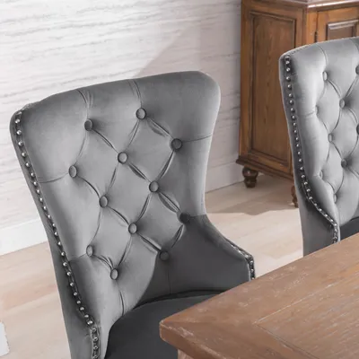 Productafbeelding van Set van 2 fluwele stoelen voor de eetkamer, met eikenhouten poten, knoopdetails, chromen accenten en nagelkopdecoratie. Geschikt voor slaapkamer, keuken, woonkamer, lounge en recreatie. (Grijze kleur, 2 stuks) (Oude artikelcode: PP198789AAG) Grijs