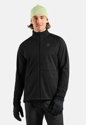 dazu schwarze Handschuhe und grüne Mütze
