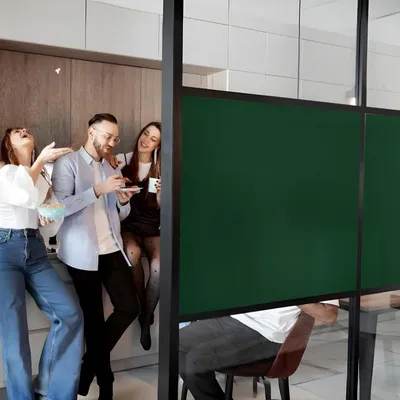Produktbild von DIMEXACT - DIMEXACT Selbstklebende Verdunklungsfolie für Fenster und Scheiben, Sichtschutz, Tannengrün, Breite 1,52 m, Rolle -122 cm x 0.5 m - en Rouleau