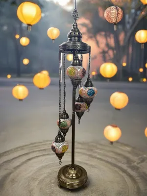 Produktbild von Türkische Stehlampe mit 5 handgefertigten Glas-Mosaikbällen – Exotische Wohnraumbeleuchtung