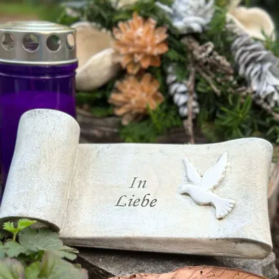Produktbild von eberin · Gedenkrolle · Deko-Gedenkrolle · Grabdeko Steinrolle · Grab Rolle weiße Taube mit Spruch "In Liebe"