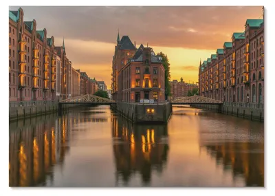 Produktbild von POSTER - 84x59 cm (A1) - Lola R. - Ruhiges Wasser, Backsteingebäude, warmes Licht - Wandbild für Wohnzimmer Schlafzimmer & Flur, Modernes Poster Wanddeko, Ungerahmt