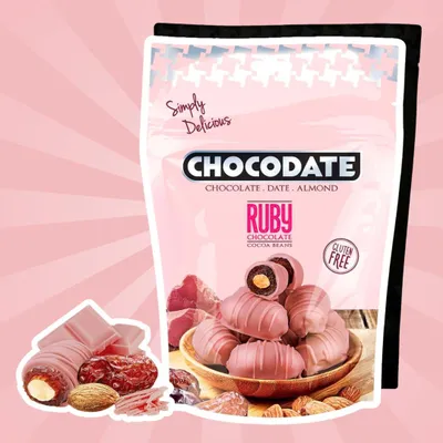 Produktbild von Chocodate Ruby – Datteln mit Ruby-Schokolade & Mandeln (90 g) + Heartforcards Versandschutz