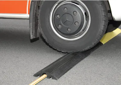 Produktbild von Kabelbrücke aus Recycling-Gummi gelb mit 3 Kabelkanälen 1200 mm