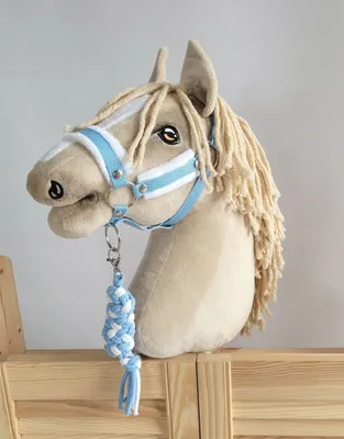 Immagine prodotto di Set per cavalli Hobby: cavezza A3 con pelliccia bianca + corda di legatura - bianco e blu