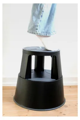 Produktbild von Rollhocker Super Step – robuster Tritthocker aus bruchfestem Kunststoff, nach EU-Norm EN 14183-F, rutschfest und rollbar, Höhe ca. 43 cm, Tragkraft 150 kg, Schwarz