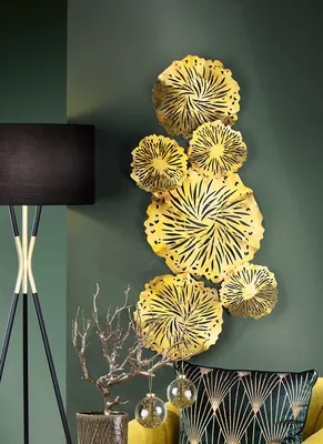 Productafbeelding van Gilde-reliëf "Gouden rozenbladeren", bestaande uit 7 rozenbladeren in antiek goud. Hoogte: 44 cm, Breedte: 100 cm, Diepte: 6 cm. Artikelnummer: 68530