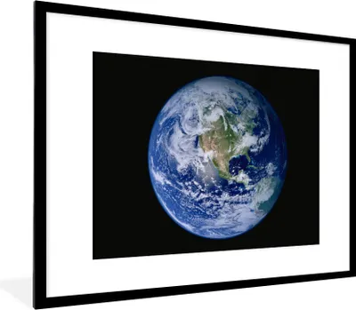 Produktbild von MuchoWow® Gerahmtes Poster Satellitenbild der Erde mit Wolken 80x60 cm - Poster mit Schwarzem Bilderrahmen Wandposter Rahmen Foto Bilder - Schlafzimmer-Dekorationen - Fotoposter