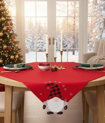 Immagine prodotto di Tovaglia quadrata Unyqoos® 85 x 85 cm, rossa, 100% poliestere – Motivo festivo con gnomi e ricami di stelle bianche, lavabile a 40°C
