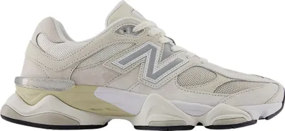 Produktbild von Kaufen Sie den New Balance U9060WHT Sea Salt Moonbeam bei Kicksshop. Trendiger beigefarbener Uni-Sneaker mit modernem Design und bequemer Passform.