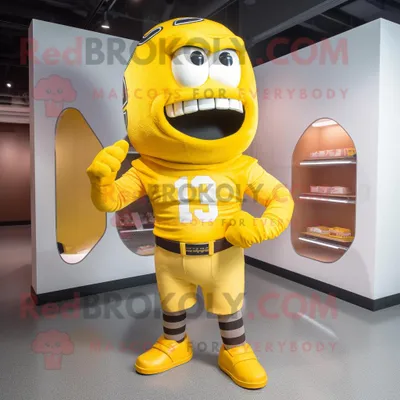 Produktbild von Maskottchen REDBROKOLY Kostümfigur mit gelbem American-Football-Helm bekleidet mit Laufshorts und Kummerbunds