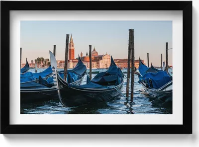 Produktbild von Venezianische Gondeln auf dem Wasser Italien– Wandbild mit Rahmen – Gerahmtes Bild  – Wanddekoration – 30x20 cm –  Schwarz Rahmen