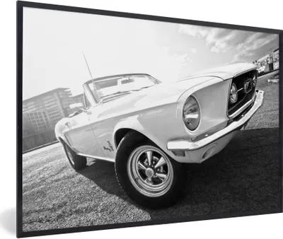 Produktbild von MuchoWow® Gerahmtes Poster Vintage Ford Mustang auf der Straße in Berlin - schwarz und weiß 30x20 cm - Poster mit Schwarzem Bilderrahmen Wandposter Rahmen Foto Bilder - Kunstdruck - Bild-Poster