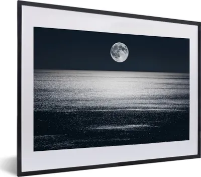 Produktbild von MuchoWow® MuchoWow® Gerahmtes Poster Meer - Mond - Wasser 40x30 cm - Poster mit zchwarzem Bilderrahmen - Bilderrahmen - Poster im Rahmen
