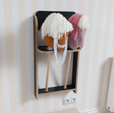 Produktbild von Stall für hobby horses, hobby horse Ständer, hobby horse Wandregal, hobby horse Stallwand stabil montiert.