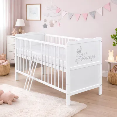 Produktbild von Baby-Delux Babybett Kinderbett 2in1 Princess Motiv 120x60 Weiß Beißschienen zum Schutz