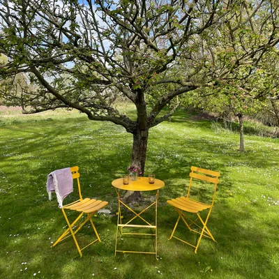 Produktbild von Vanage I Bistro Set Balkon I Balkonmöbel klappbar Set 3-teilig gelb, pulverbeschichteter rostfreier Stahl, wetterbeständig, wasserfest, Besteht aus 1 x runder Tisch und 2 x Stühlen, Metall, für Balkon, VG-7993