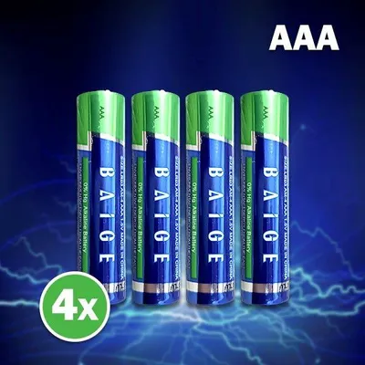 Vier BAIGE AAA 1,5V Alkalibatterien in blauer und grüner Verpackung, mit einem Blitzgrafik-Hintergrund