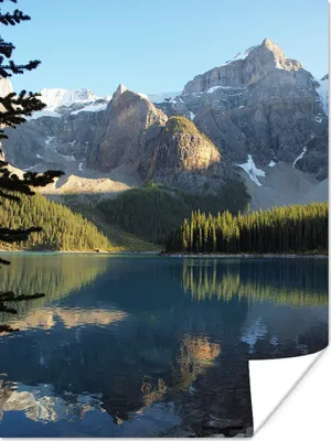 Produktbild von MuchoWow® Poster Schneebedeckte Berge und Wälder spiegeln sich im Moraine Lake in Kanada 30x40 cm - Wandplakat - Poster Kinderzimmer
