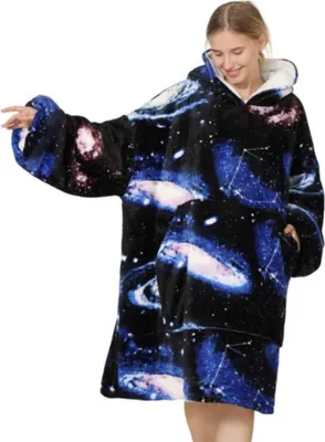 Frau trägt einen übergroßen tragbaren Decken-Hoodie mit blau-lila Galaxie-Muster, mit Kapuze und großer Vordertasche
