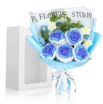 Gehäkelter Blumenstrauß, blau-weiß, mit Geschenkbeutel