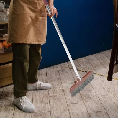 Produktbild von Staubbesen mit weichen Borsten und langem Edelstahlstiel, leichter Holzbesen für Böden im Haus, ergonomisch und antistatisch