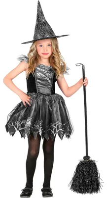 Kinder-Hexenkostüm Luna in Schwarz-Grau mit Spinnennetz-Kleid und Hexenhut, dargestellt mit dekorativem Besen auf Weiß.