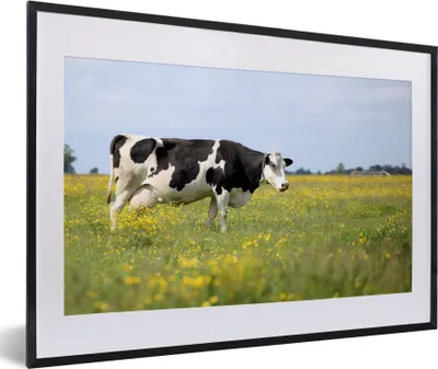 Produktbild von MuchoWow® MuchoWow® Gerahmtes Poster Kuh - Gras - Blumen 60x40 cm - Poster mit zchwarzem Bilderrahmen - Schlafzimmer - Plakat in Rahmen - Drucken