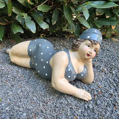 Produktbild von Gartenfigur liegende Badenixe Figur 36 cm lang grau