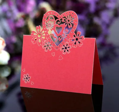 Productafbeelding van Tafelkaarten - Lasergesneden hartmotief - Plaatskaarten voor tafeldecoratie - 9 x 12 cm - Rood - 20 stuks