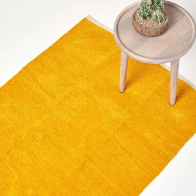 Produktbild von HOMESCAPES Senfgelber Chenille-Teppich mit naturfarbenem Rand aus 100% Baumwolle, 45 x 70 cm