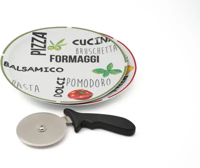Produktbild von s Pizza-Set – 2 große Pizzateller Ø 30 cm + Pizzaschneider – Italienisches Muster – Porzellan – Rot & Grün