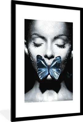 Produktbild von MuchoWow® Gerahmtes Poster Frau - Schmetterling - Schwarz - Weiß 60x90 cm - Poster mit Schwarzem Bilderrahmen Wandposter Rahmen Foto Bilder - Dekoration - Wandposter Wohnzimmer - Hochwertig