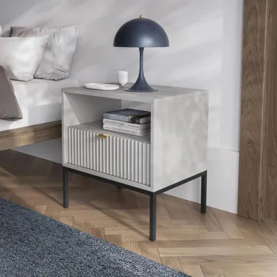 Produktbild von Nachttisch Kioto 54 cm Grau & Schwarz – Rillenfront, Goldener Griff, 1 Schublade, Modern