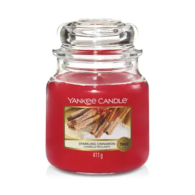 Produktbild von Yankee Candle Duftkerze Classic Sparkling Cinnamon, 411g, Warmes Rot, aus Paraffinwachs und Baumwolldocht. Brenndauer 65-75h, 7% Duftölgehalt, wiederverwendbares Glas. Ideal für Raumbeduftung und festliche Anlässe. Duftnoten: Zimt, Gewürznelke, Kardamom, Lorbeerblatt, Zedernholz.