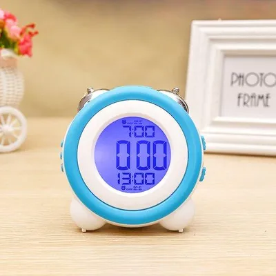 Obrázek produktu pro Digitální budík s dvojitým budíkem, funkcí odložení a nočním světlem – světle modrý – budík pro děti i dospělé – napájení na baterie