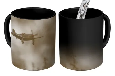 Obrázok produktu pre MuchoWow® Magický pohár Spitfire pri tmavej zamračenej oblohe 350 ml Pohár na zmenu farby Darček Nápad na darček - Foto hrnček