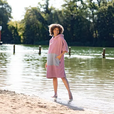 Produktbild von HOMELEVEL Badeponcho Damen und Herren - Surf Poncho aus 100% Baumwolle - Tuch für Erwachsene - Unisex Bademantel - Badetuch mit Kapuze