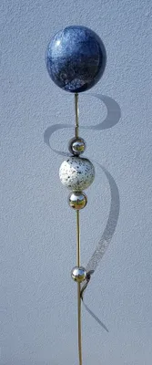 Produktbild von Skulptur Saturn Kugel blau Edelstahl 160 cm Beetstecker Gartenstecker