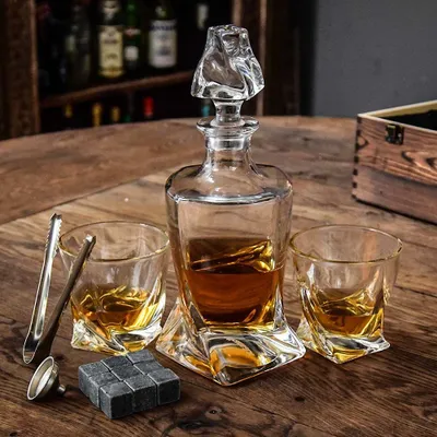 Obrázok produktu pre Skrútená karafa s dvoma pohármi v drevenom boxe