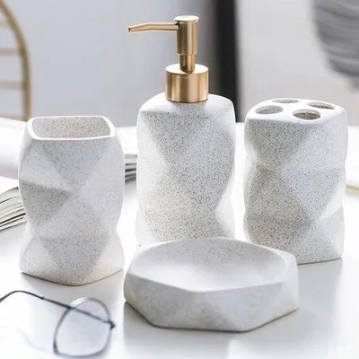 Produktbild von Famanu Badezimmer Accessoires Set 4-teilig - Seifenspender, Zahnbürstenhalter, Becher und Seifenschale in Weiß